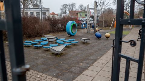 ДЕНЕГ НА РЕМОНТ НЕТ! ⟩ Детская площадка на Сааремаа напоминает заброшенный город Припять