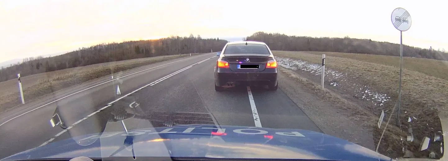 Politseiauto märguande peale peatunud BMW purjus juht ronis jälgede segamiseks auto tagaistmele.