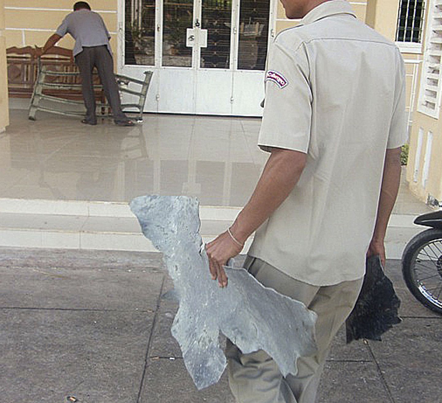 Kambodža politsei kandmas tükki, mis väidetavalt pärineb tundmatult lendavalt objektilt ehk UFOlt
