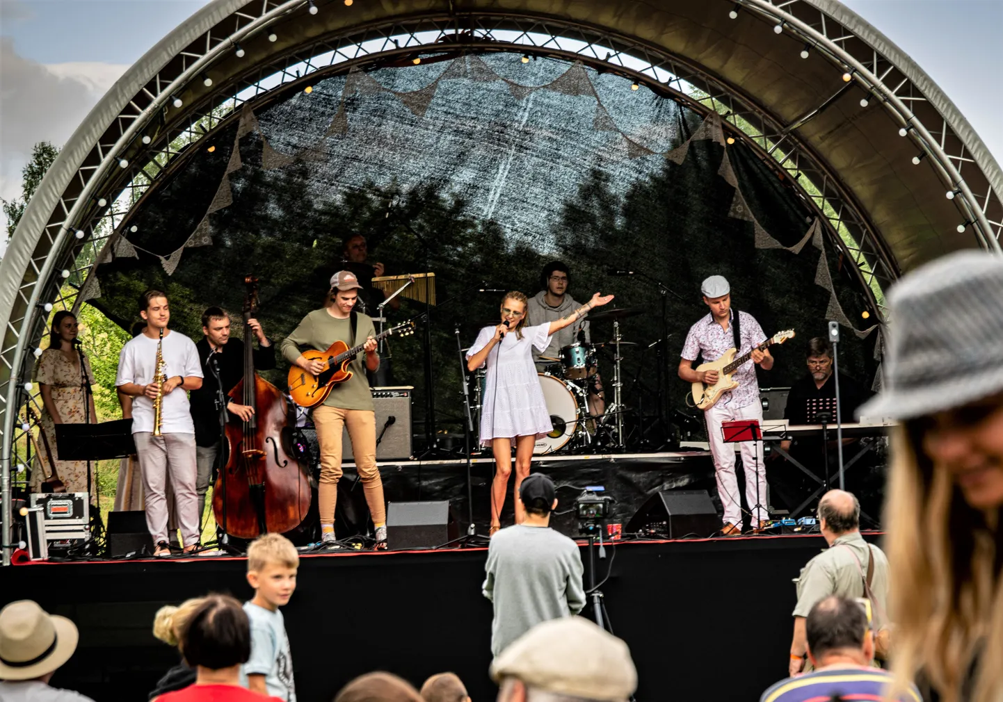 Linalakk laulab bändis Rebasemõisa festivalil.
