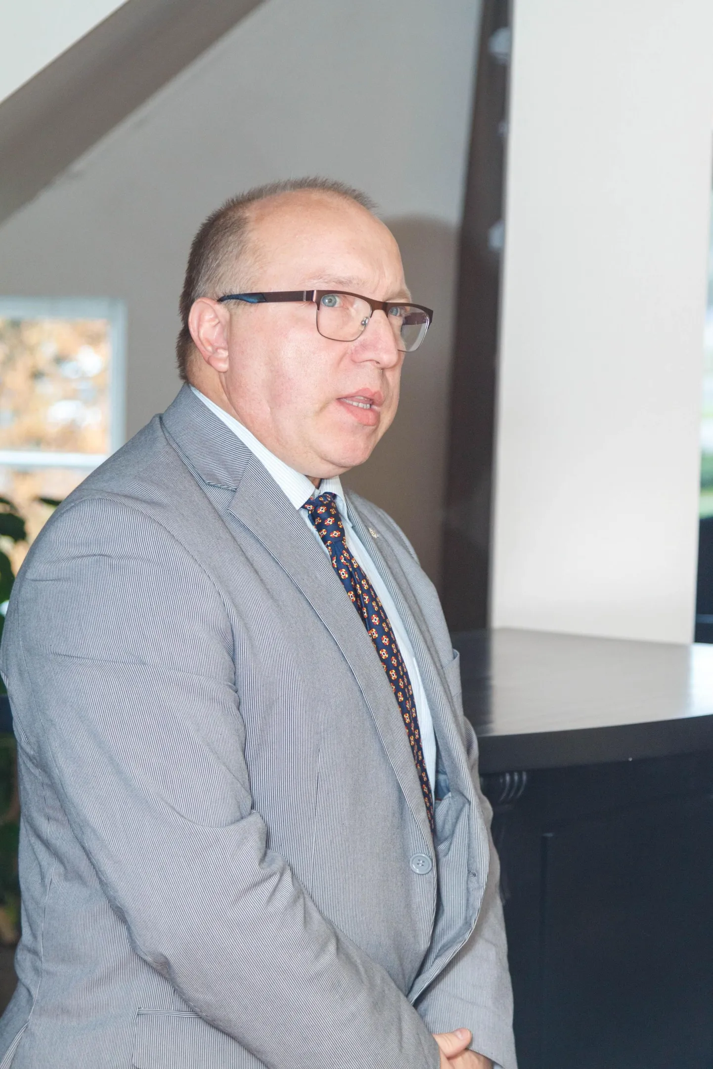Eelmise aasta alguses Valga valla­valitsuse liikme ja vallahoolduse teenistuse juhataja ametikohalt lahkuma pidanud Arno Uprus leidis uue töökoha Ida-Virumaal Jõhvis, kus asus majandus­nõunikuks.