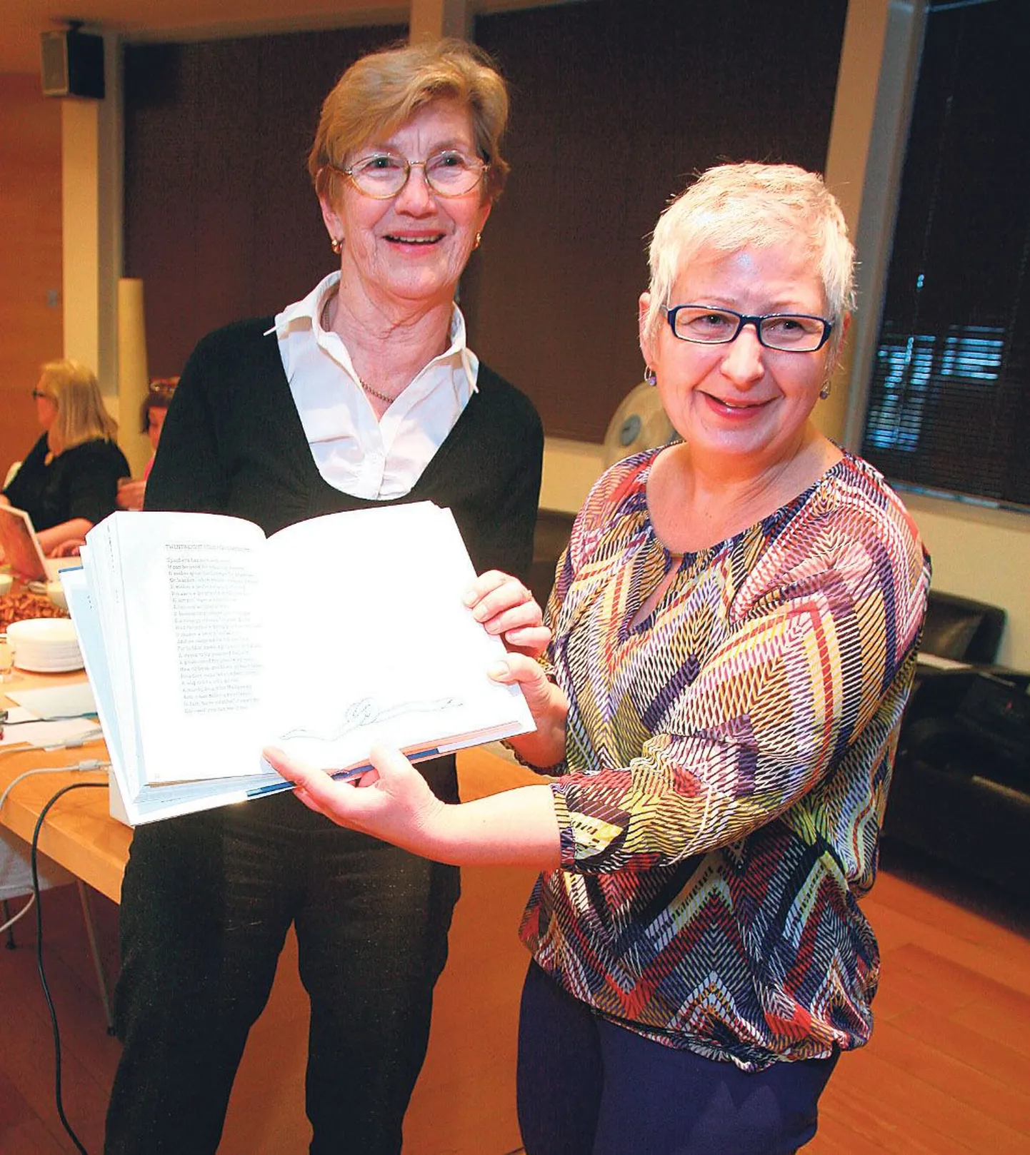 Pärnu naiste varjupaiga annetuste kogumise rakenduskava projekti lõpuseminaril rääkisid kogemustest ja edaspidisest tegevusest varjupaiga juhataja ja projektijuht Margo Orupõld (paremal) ja varjupaiga juhtumikorraldaja, projekti koordinaator Helga Mitt.