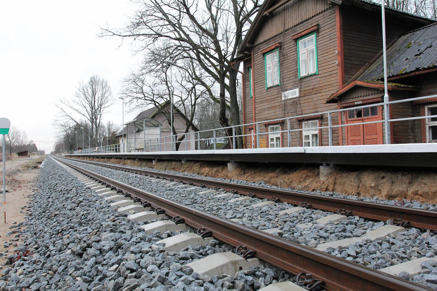 Edelaraudtee avab 1. jaanuaril liikluseks ajakohastatud Türi—Viljandi raudteelõigu. Pildil on Olustvere raudteejaama perroon.
pk/ Foto PEETER KÜMMEL/ SAKALA