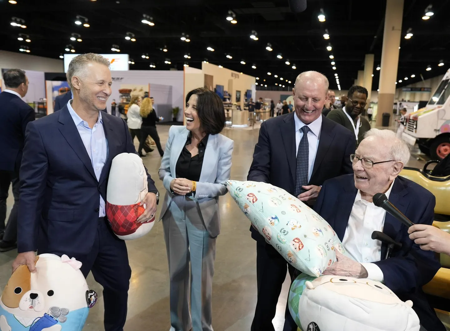 Warren Buffett (paremalt esimene) ja tema järglane Greg Abel
(paremalt teine).