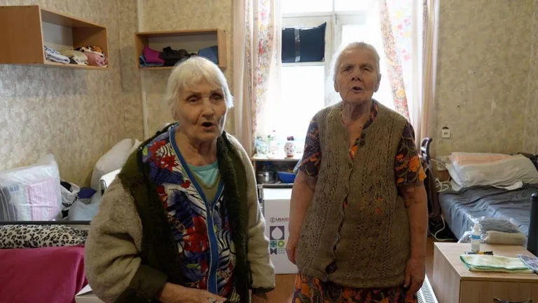 Две пожилых женщины в комнате.
