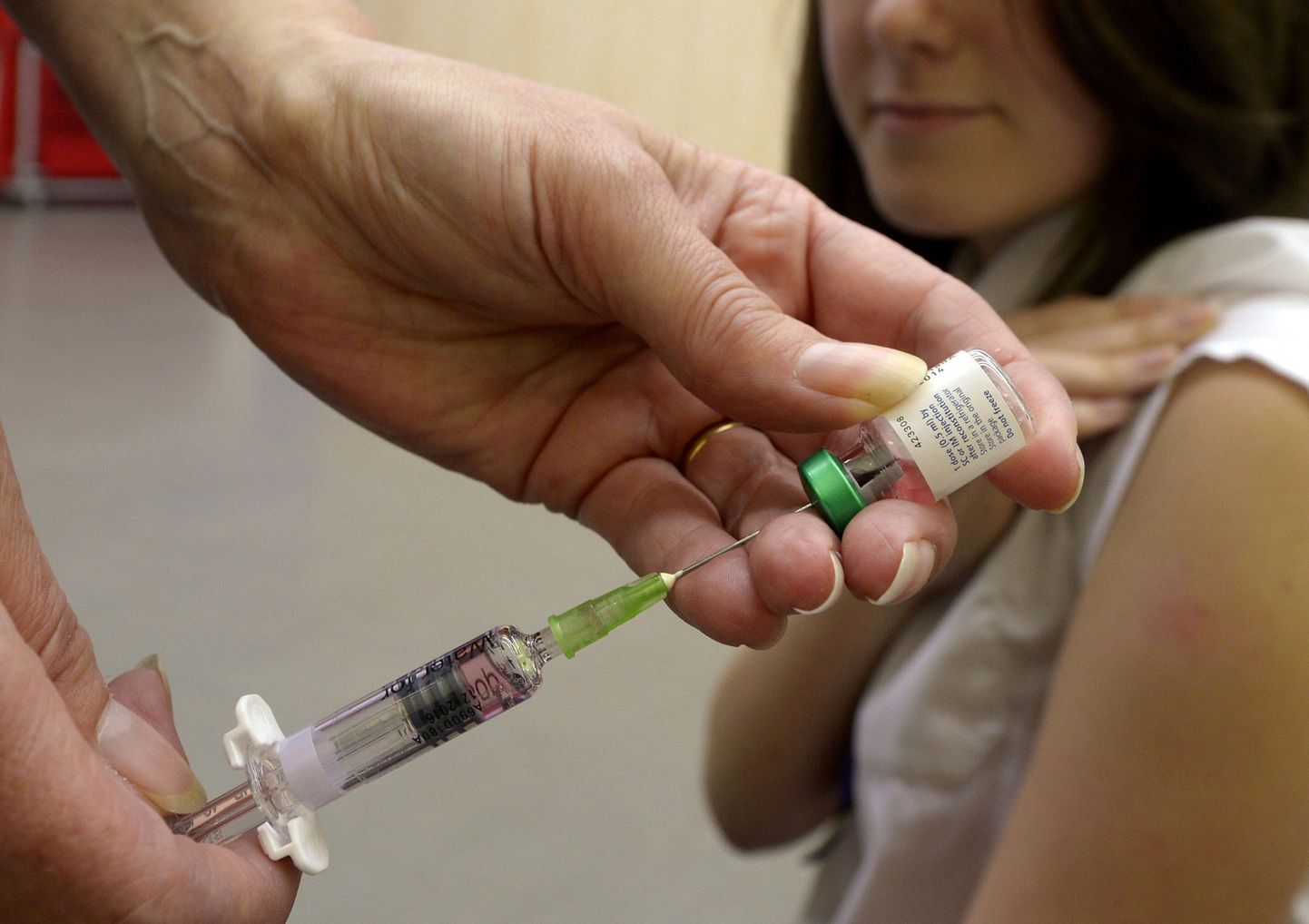 Бороться против кори и краснухи можно вакцинированием.