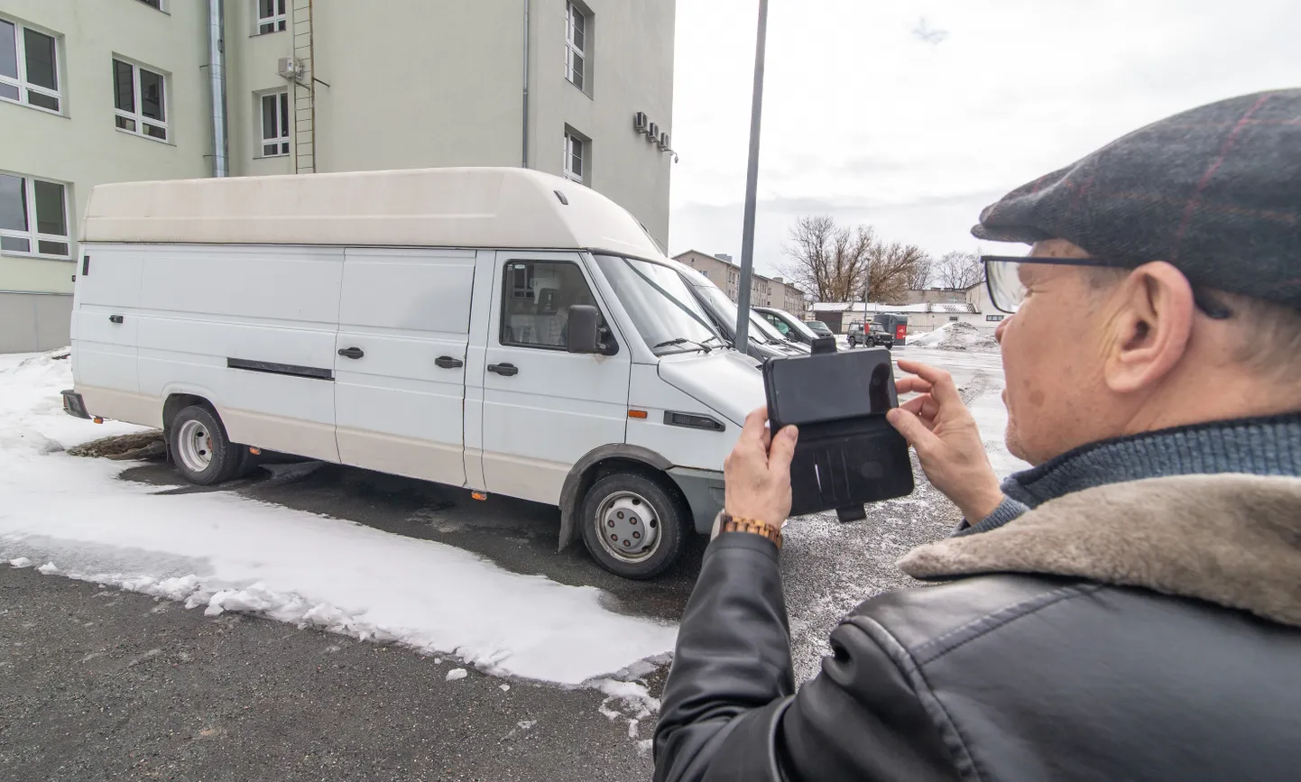 Как только автобус загрузят, он возьмет курс на Украину.