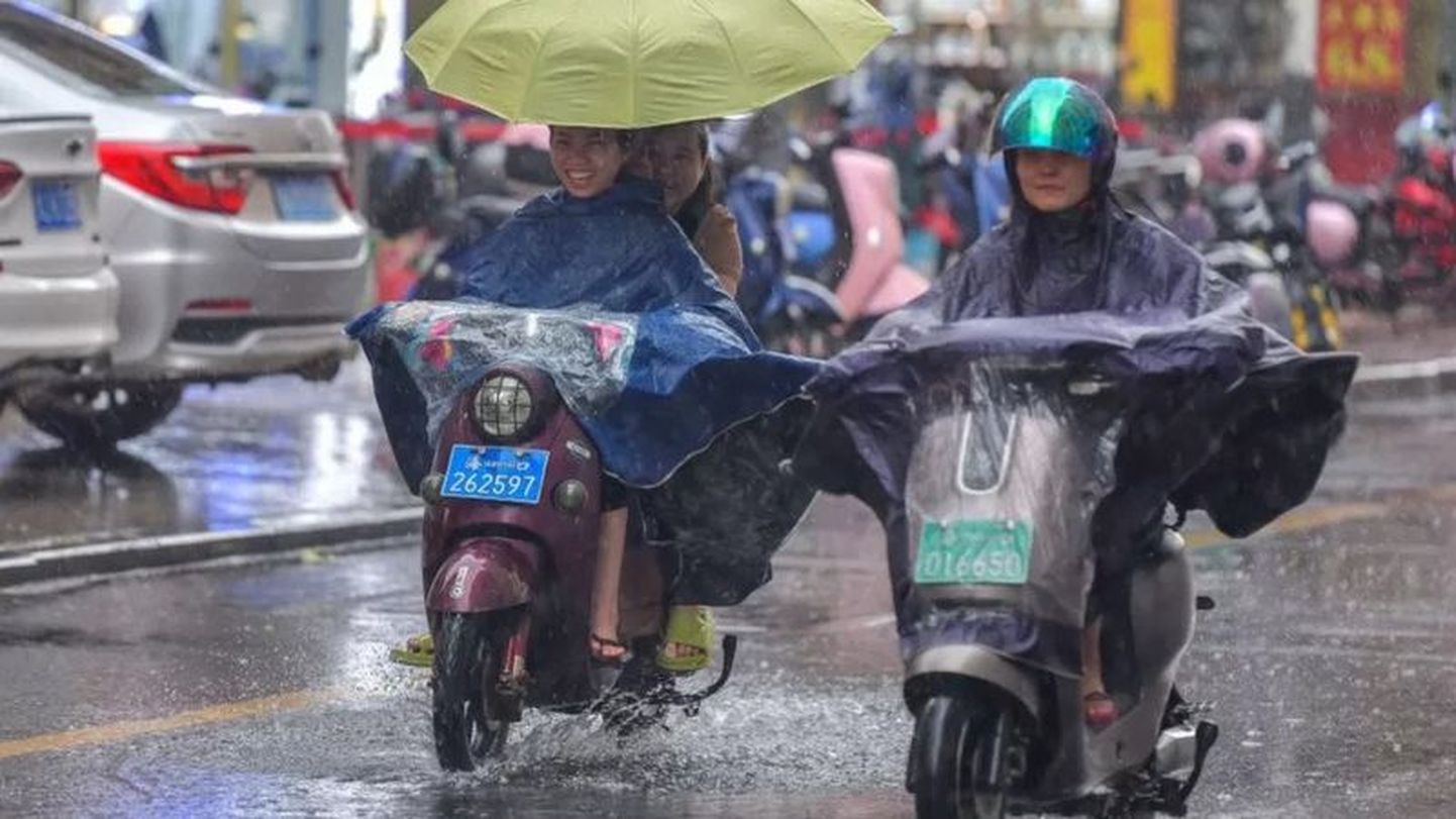 От экстремальной погоды, такой как мощные дожди и сильнейшая жара, сейчас страдают крупные участки Азии.