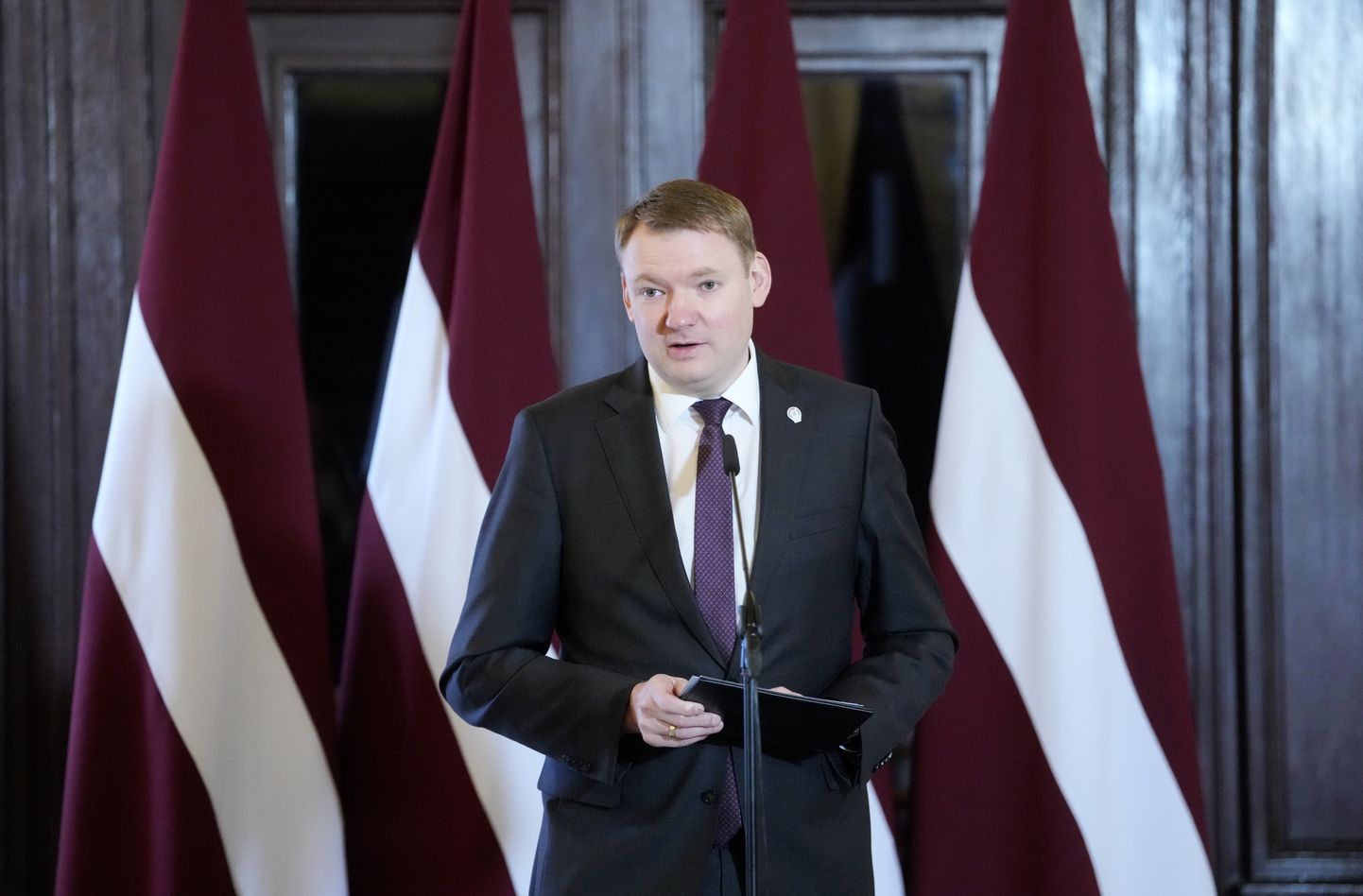 Saeimas priekšsēdētājs Edvards Smiltēns piedalās izstādes "Saeimas kārtības rullim 100" atklāšanas pasākumā.