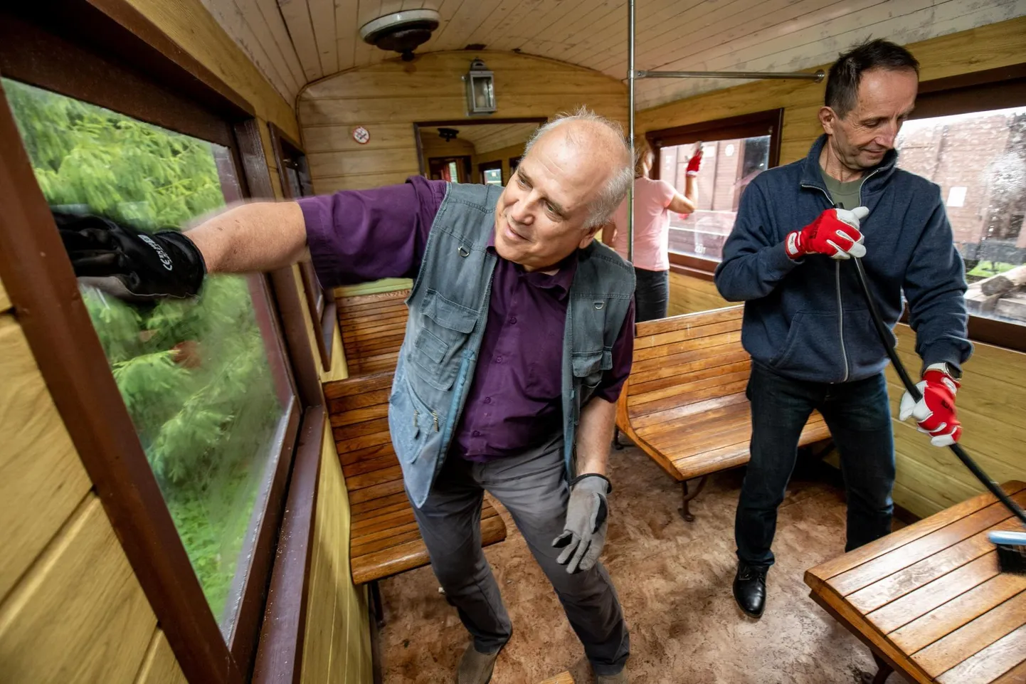 Kõnealustel talgutel abistasid raudteefirmad ja Pärnu linnavalitsus muuseumi esimest korda. Pildil abilinnapead Mart Järvik ja Meelis Kukk.