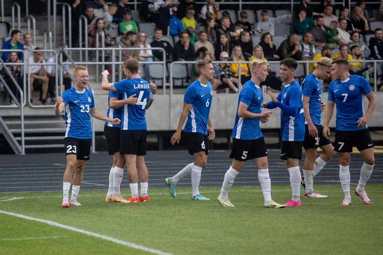 Eesti koondislased rõõmustavad normaalajal löödud värava üle.