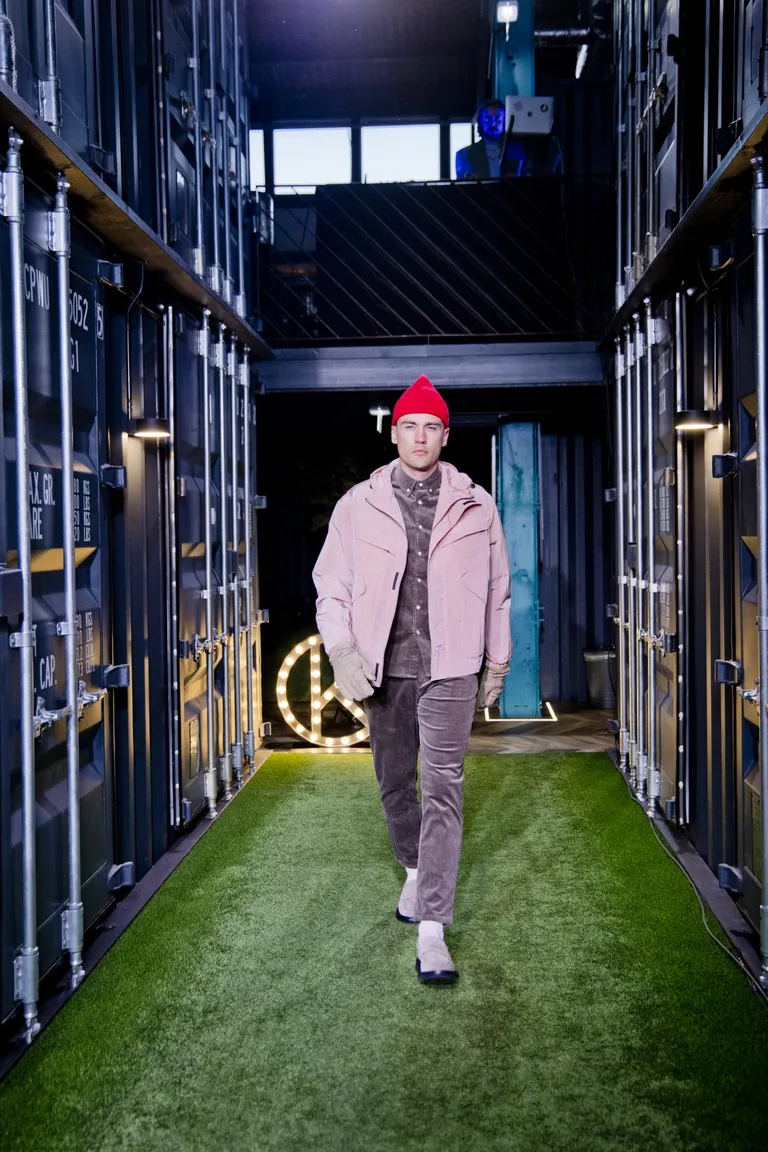 Kaubamaja sügismood, etendus Hektori konteinerhotellis.