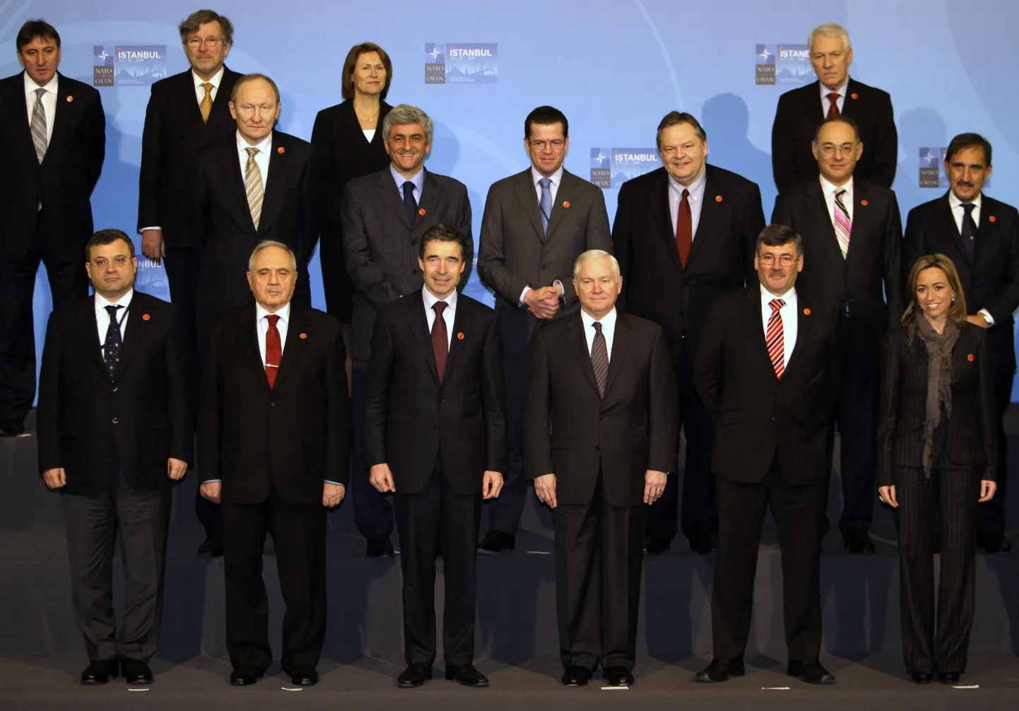 NATO peasekretär Anders Fogh Rasmussen ja alliansi kaitseministrid ühisfotol Istanbulis toimunud mitteametlikul kohtumisel 5. veebruaril 2010.