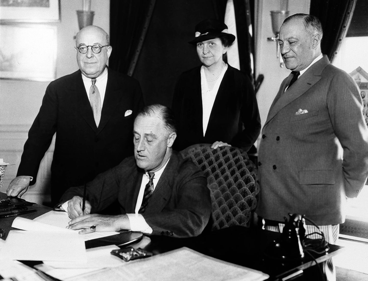 USA administratsioon reageeris Suurele depressioonile aktiivse sekkumisega majandusse, elavdades majandust infrastruktuuriobjektide ehituse ja erinevate riigihangetega. Fotol allkirjastab USA president Franklin D. Roosevelt järjekordse tööhõivet soodustava akti, 6. juuni 1933, Washington.