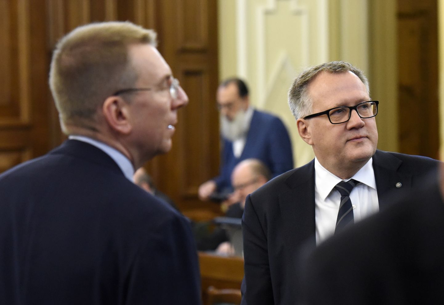 Saeimas deputāti Edgars Rinkēvičs (no kreisās) un Arvils Ašeradens pirms Saeimas sēdes