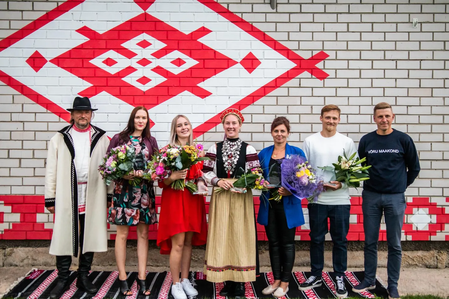 Tänavused noortevaldkonna tunnustatud tegijad koos Setomaa vallavolikogu esimehe, ülembsootska Rein Järvelille ja Võrumaa arenduskeskuse juhatuse liikme Tiit Tootsiga.