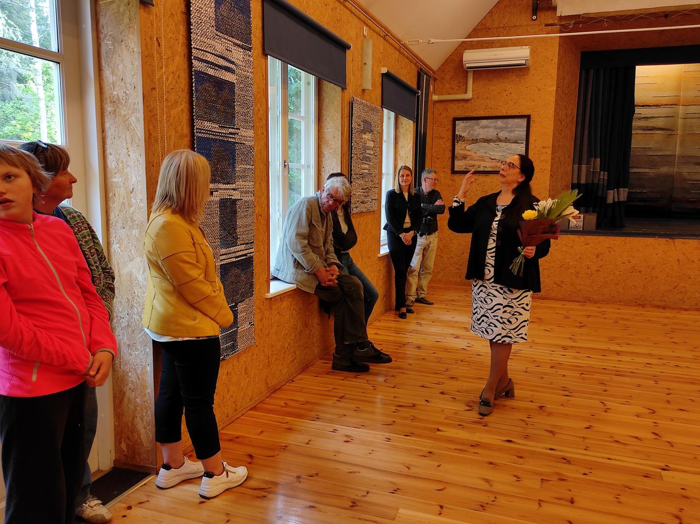 Elna Kaasik seadis tekstiilidesse kootud ajamustrid näituseks oma lapsepõlvepaigas Karepa rahvamajas.