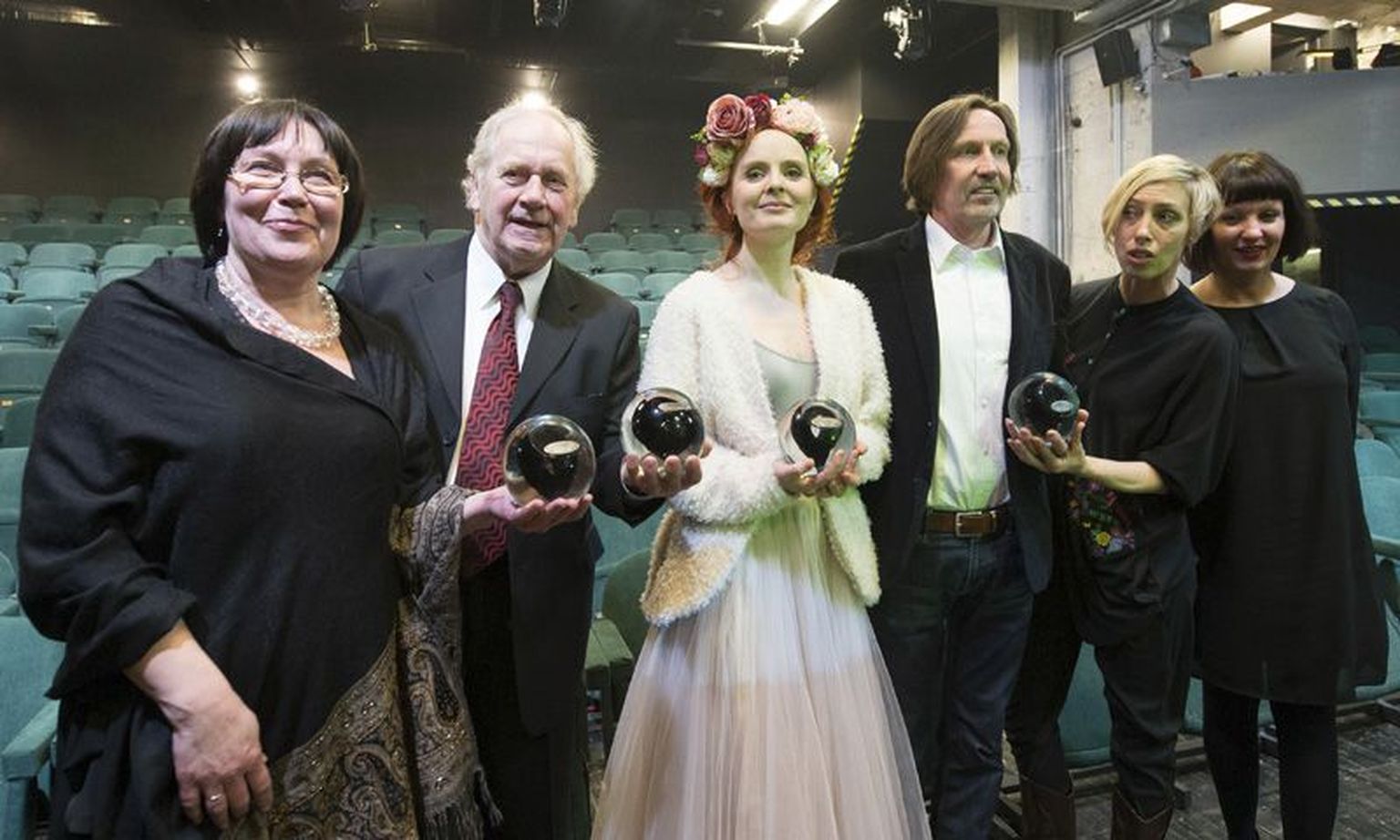 Parim lavastaja Madis Kalmet (paremalt kolmas) koos teiste seekordsete laureaatidega.