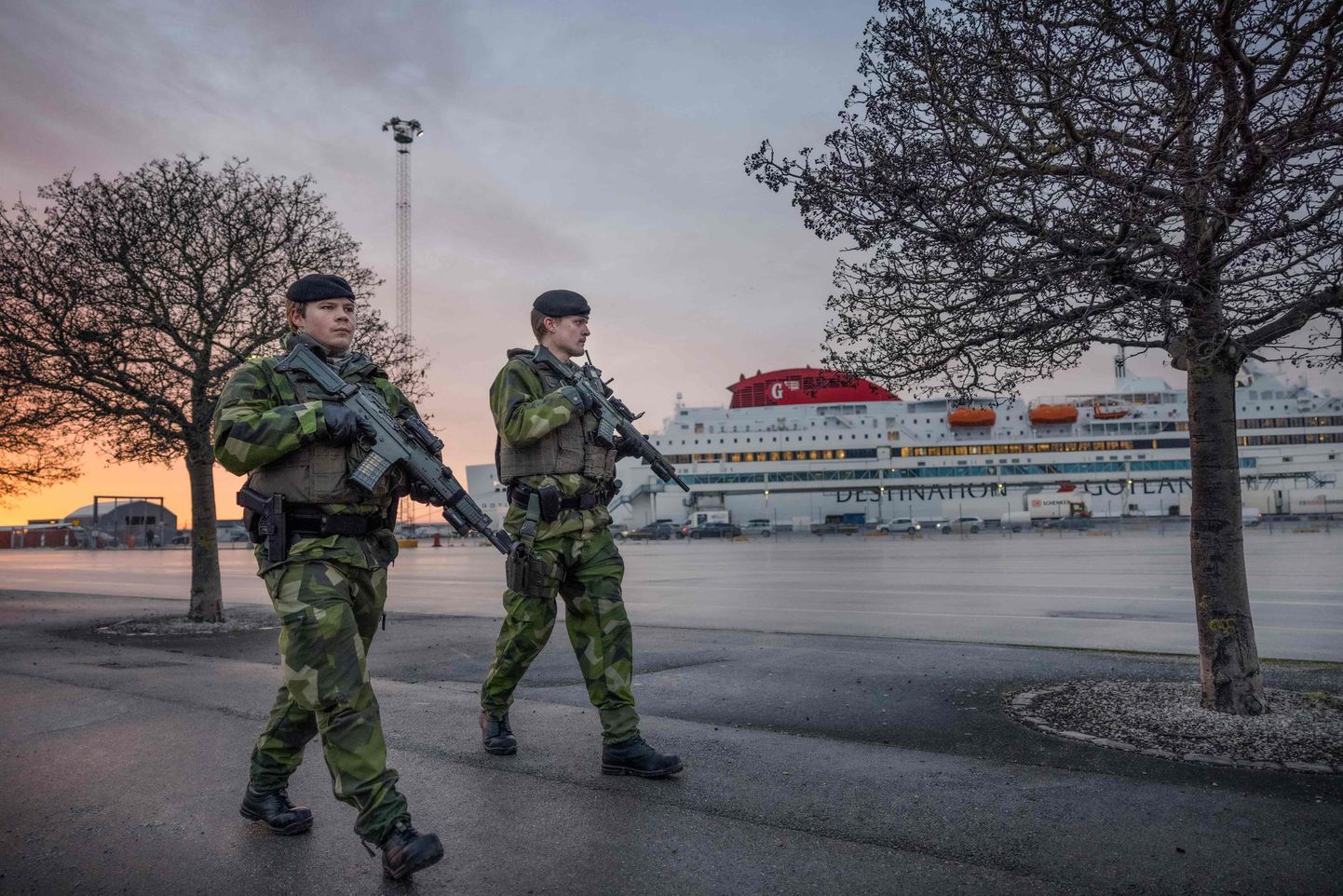 Gotlandi rügemendi sõdurid patrullivad tänavu jaanuaris Visby sadamas.