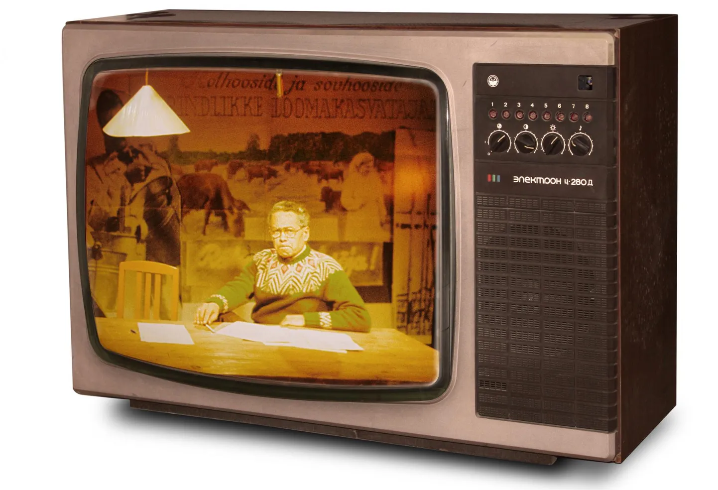 Rein Järlik on saatejuhina Eesti TV sarja «Viiekümnendad» kujundusega stuudios. Ülo Josingu foto ERRi arhiivist on liidetud nõukogude värviteleri Elektron Z-280 D pildiga, mille on Saaremaa muuseumis teinud Priit Kivi.