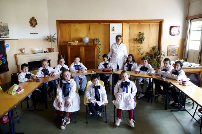 Õpetaja Ana Dorrego õpilastega maakoolis Agustin Ferreira, Minas City äärealadel Uruguays. Koolis on 12 õpilast vanuses neli kuni 11. Ferreira on ainus õpetaja. Tegevuste hulka kuuluvad lehma lüpsmine, taimede istutamine ja toidu valmistamine.
Foto: REUTERS/Andres Stapff
