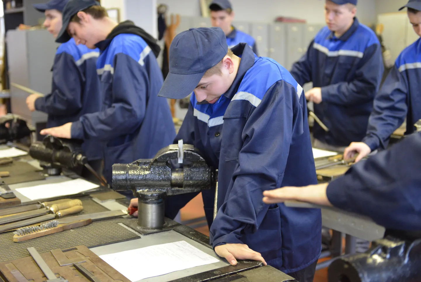 Ettevõtlusega on valmis alustama vaid 2,2 protsenti venemaalastest. Tudengitest tahab oma firma luua vaid üks protsent. Fotol Peterburi laevaehitust õppivad kutsekooli õpilased metallitöötlsutunnis.