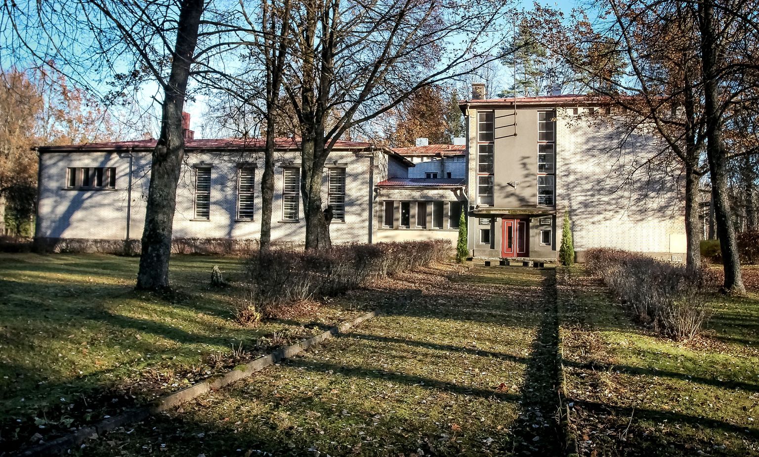 Arhitekt Märt Merivälja projekteeritud koolimaja ehitati 1937. aastal. Oktoobris avab hoone uksed uue ühiskonna laborina.