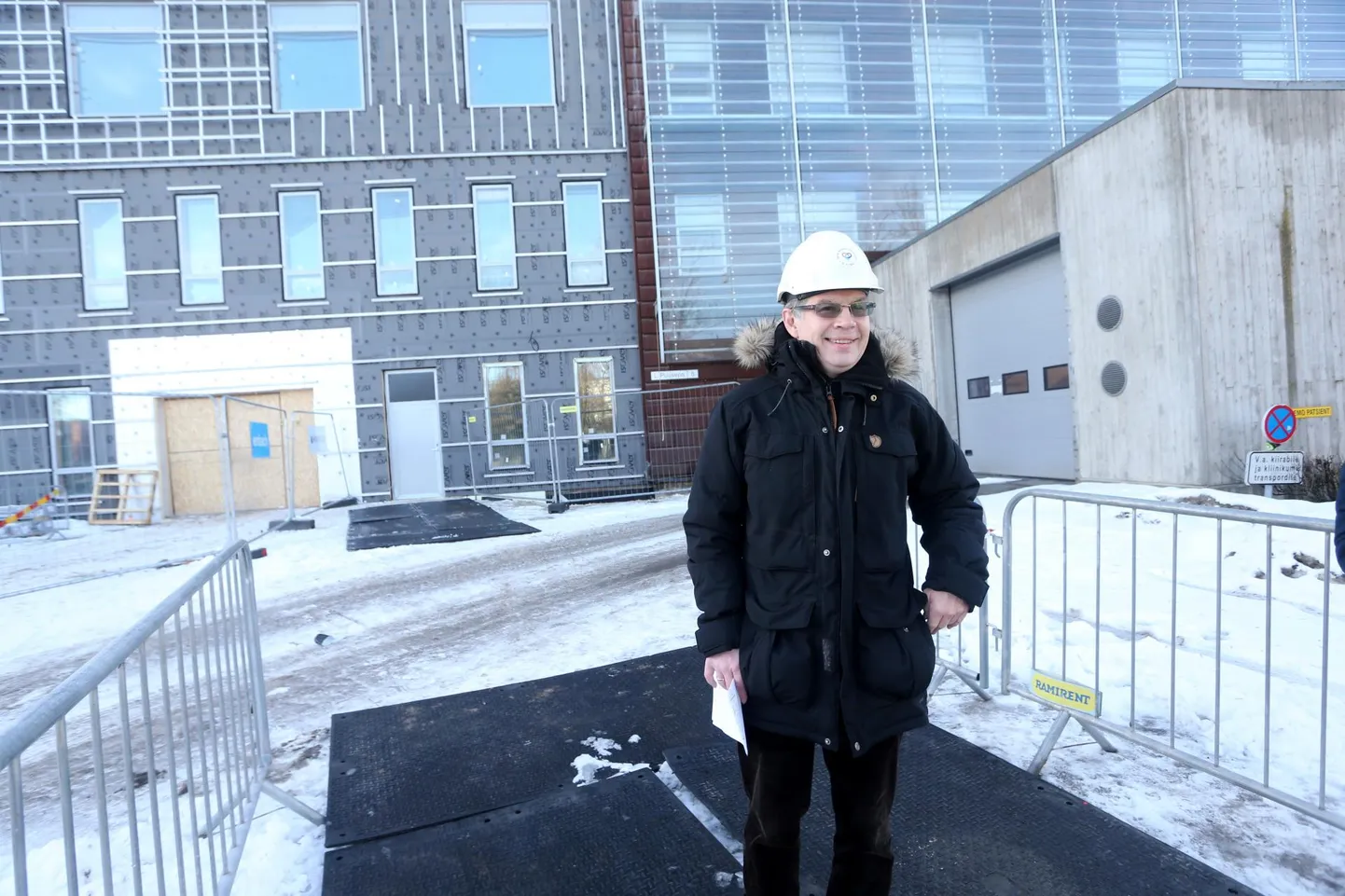 Maarjamõisa linnaku projektijuhi Toomas Kivastiku selja taga olevast väikesest hallist uksest pääseb EMOsse esmaspäevast.  Uus lastekliinik saab valmis juba sel aastal, niisiis on varsti ebamugavused otsas. Suur lai ukseava vasakul hakkab tulevikus olema alaline sissepääs erakorralise meditsiini osakonda, ja seda nii täiskasvanutele kui ka lastele.