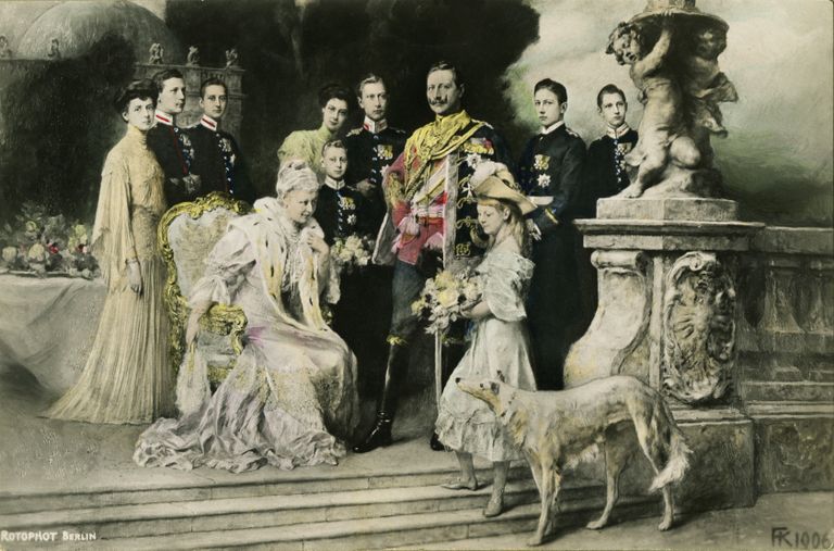 Koloreeritud foto, millel on Saksa viimane keiser Wilhelm II ja keisrinna Augusta Victoria koos lastega