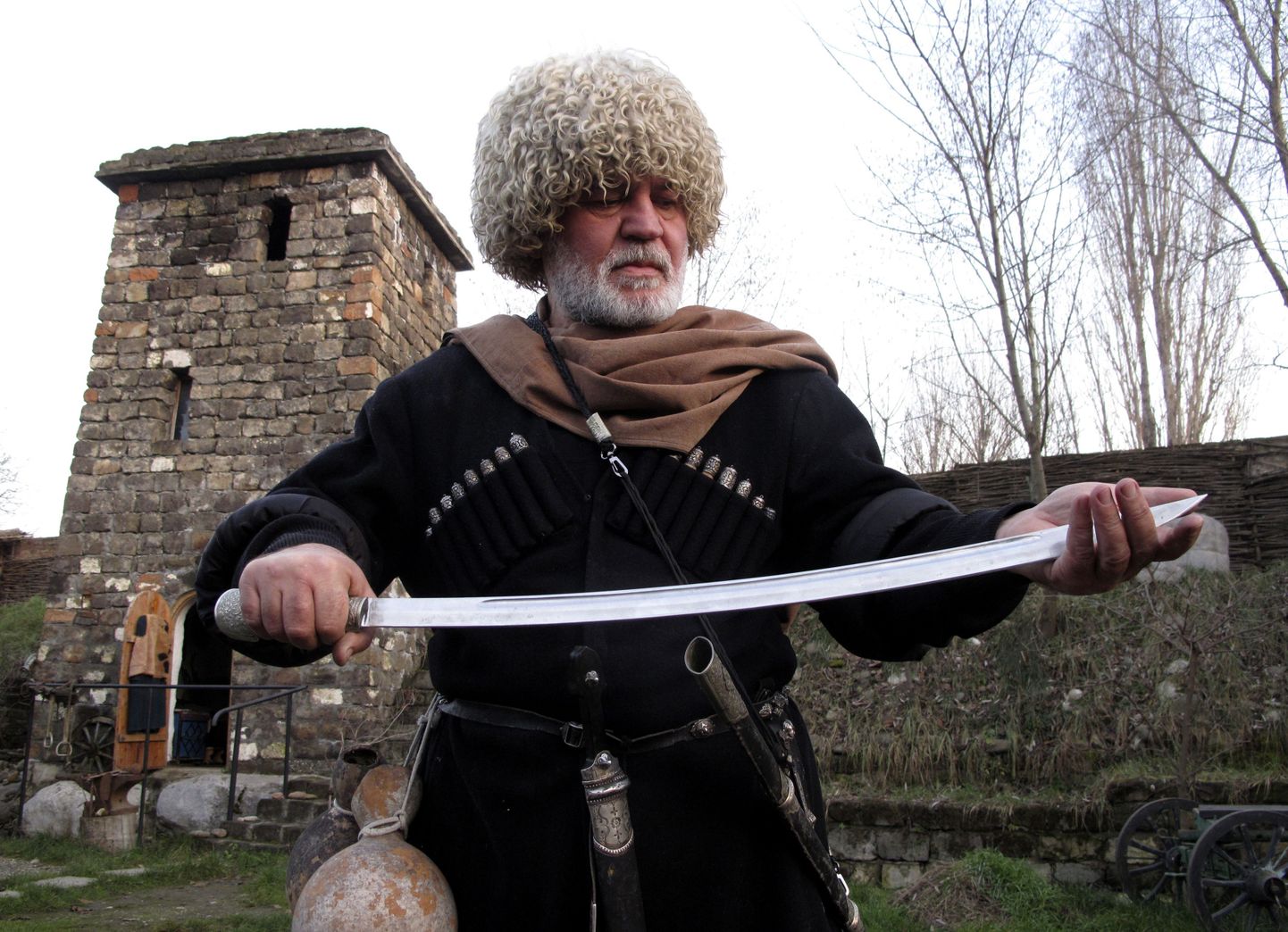 Tšetšeenia etnograafiamuuseumi rajaja Adam Satujev demonstreerib saablit.