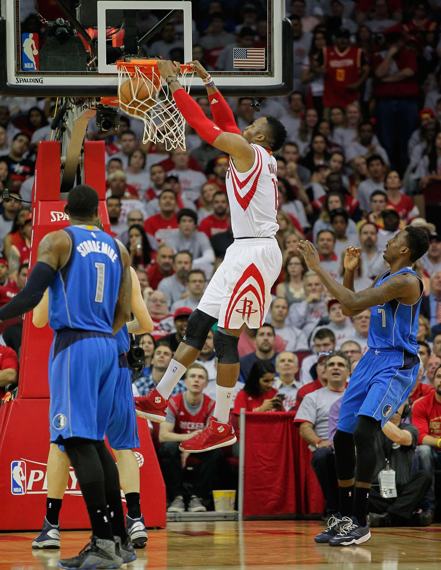 Rocketsile 28 punkti toonud Dwight Howard surub palli korvi.