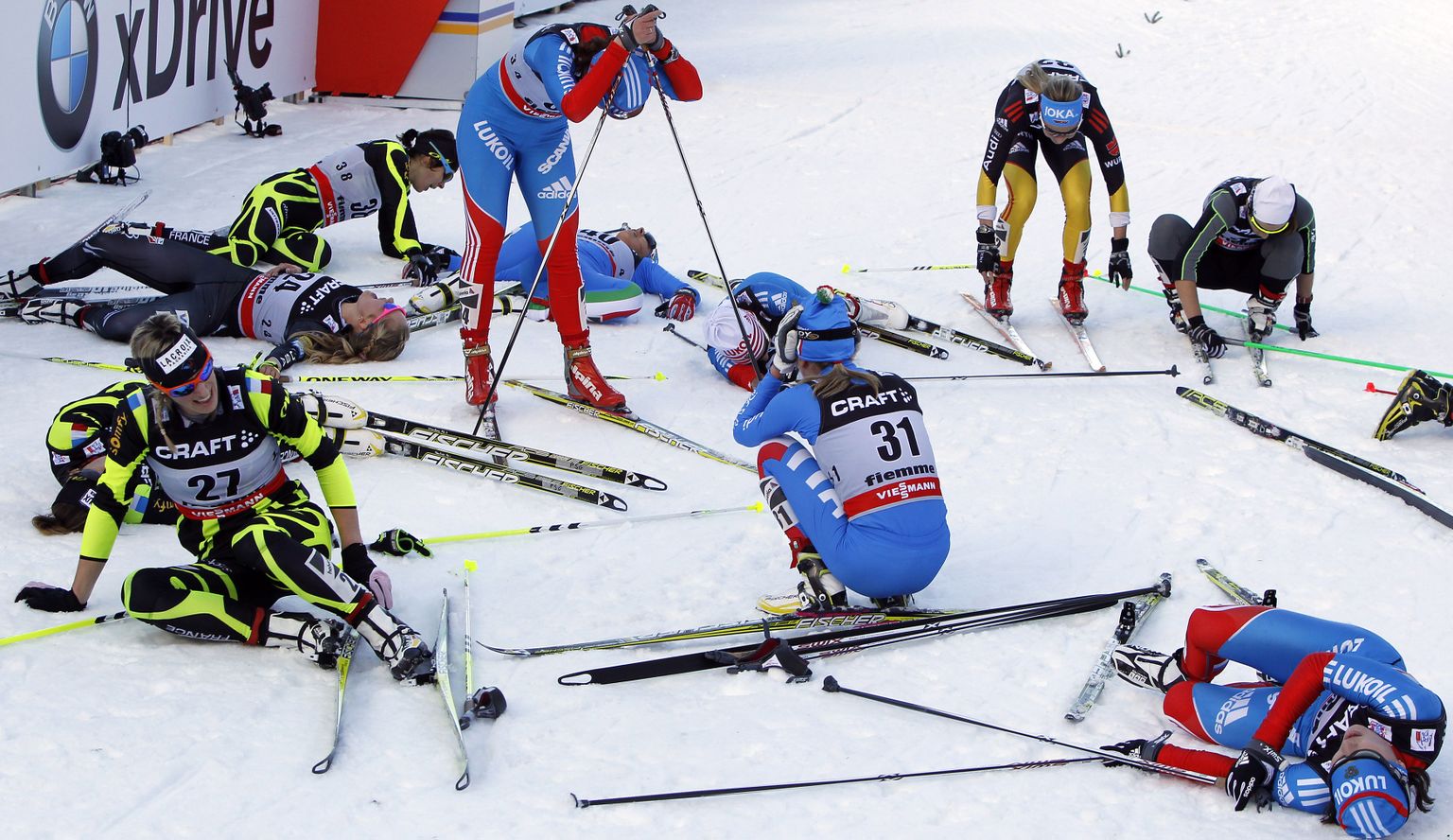 Tavapärane pilt Tour de Ski finišijoone tagant: kes suudab veel kuidagigi püsti seista, võib ennast juba tegijaks pidada.