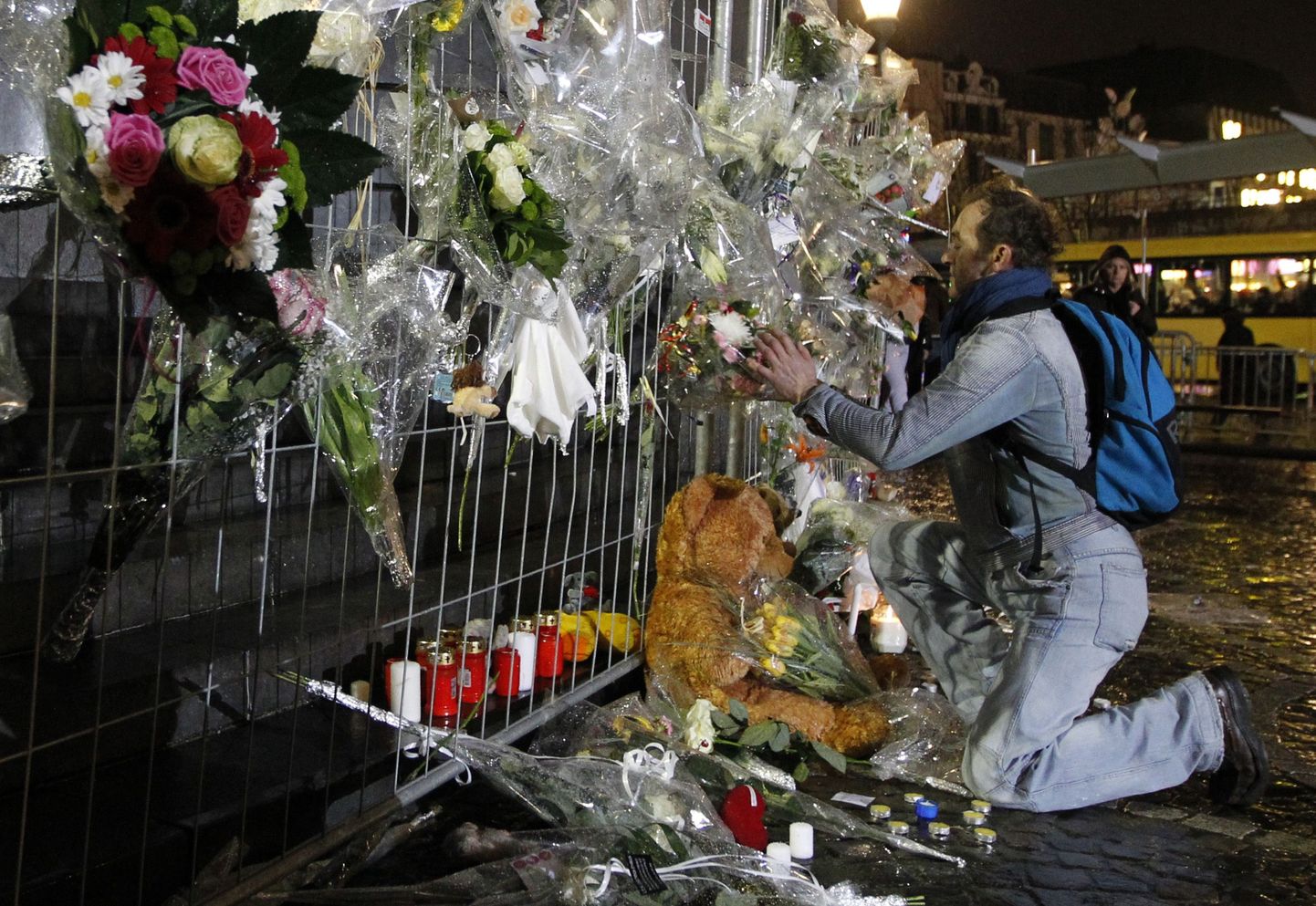 Lilled, küünlad ja mänguasjad Liège'i rünnaku ohvrite mälestuseks.