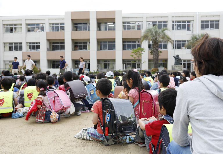 Школьники вышли на улицу во время землетрясения.