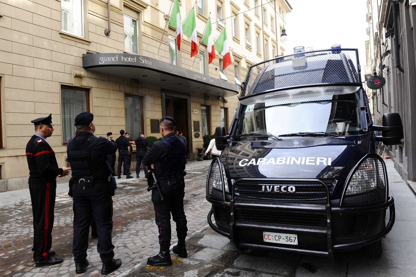 Itaalia politseinikud Torinos ühe hotelli juures.