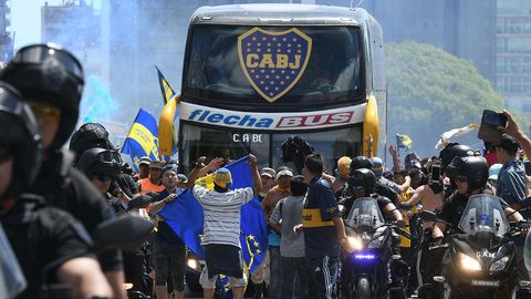 Pildid ja videod: Lõuna-Ameerika Meistrite liiga finaali eel rünnati Boca Juniorsi meeskonda