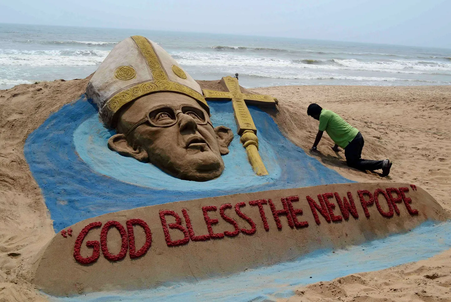 India liivakujude meister Sudersan Pattnaik viimistleb uue paavsti Franciscuse skulptuuri Puris.