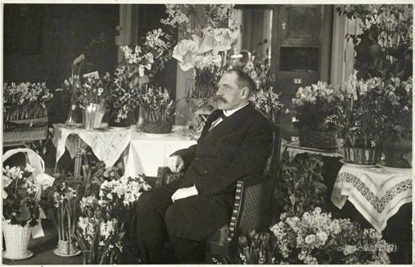 Svinhufvud toimetati Helsingi raudteejaamast hotelli Kämp 29. märtsil 1917