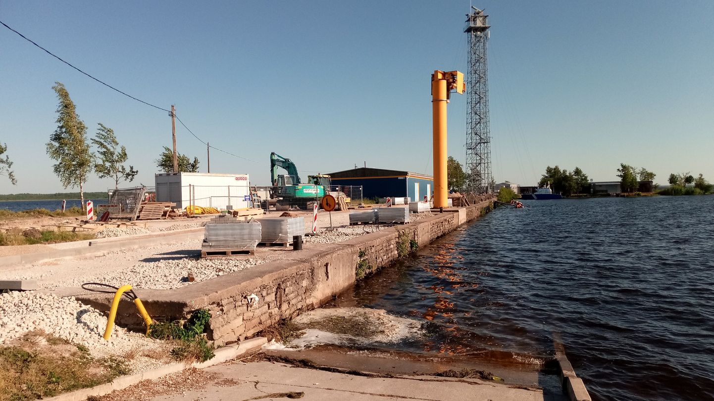 Строительные работы в малом порту Кулгу на Нарвском водохранилище.