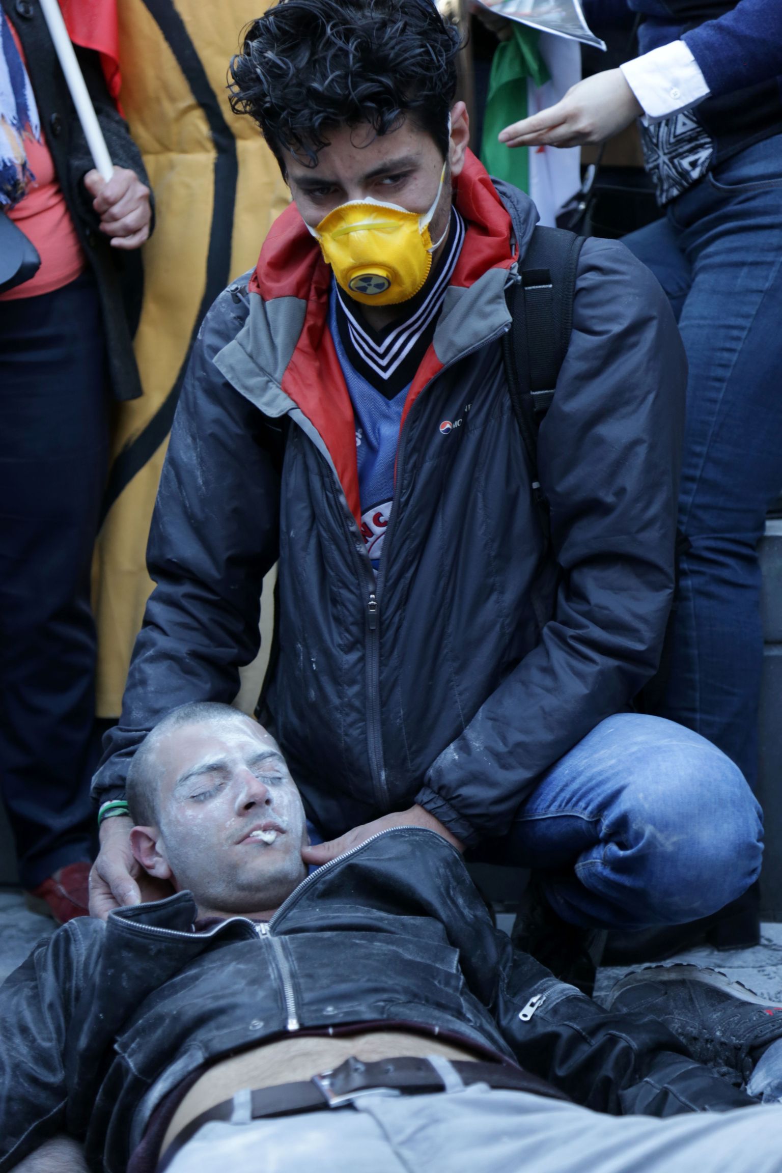 Üks neist neljapäeval Pariisis meelt avaldanutest kehastas Süüria keemiarünnaku ohvrit, teine aga päästetöötajat, kes ei saa enam kannatanut kuidagi aidata.