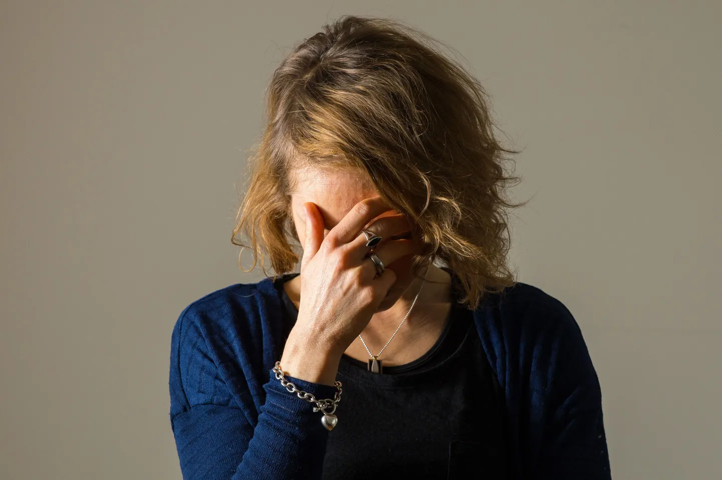 Depressiooni all kannatav inimene tunneb pidevalt kurbust, kuigi selleks ei pruugi näiliselt põhjust olla.