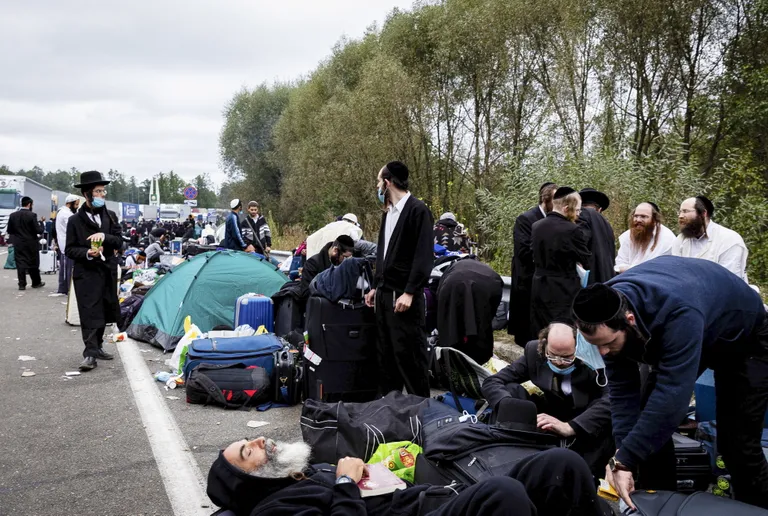 Palverändurid viskusid maanteele pikali.