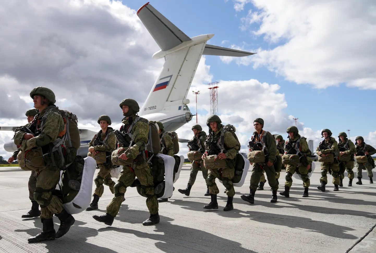 Vene langevarjurid Venemaal Kaliningradi oblastis asuval lennuväljal enne transpordilennukite Iljušin Il-76 pardale minekut, et osaleda Venemaa ja Valgevene relvajõudude sõjalistel õppustel „Zapad-2021“ 13. septembril 2021. aastal.