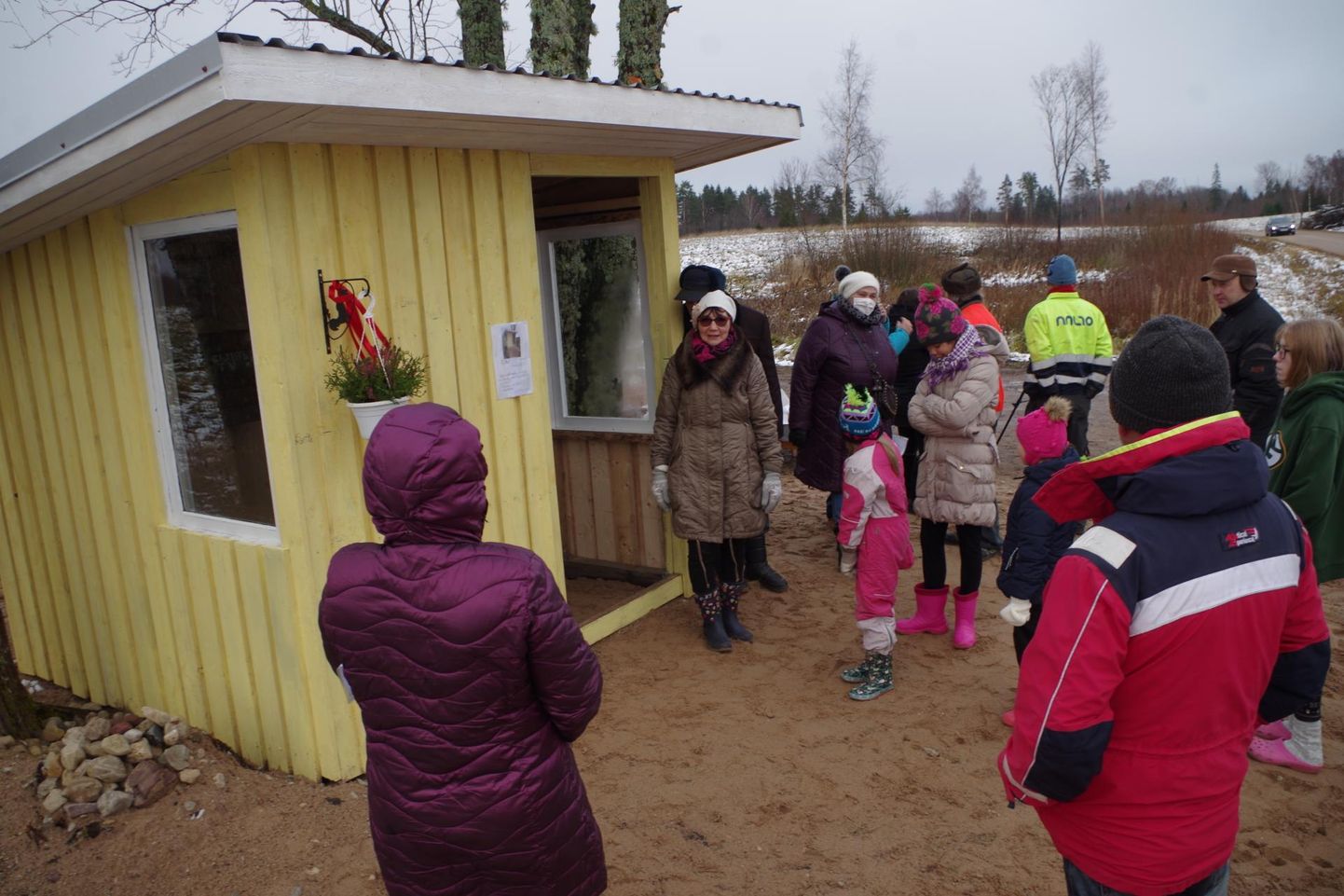 Luhte küla uue bussiootepaviljoni ehitasid kohalikud inimesed oma kuludega. ARVED BREIDAKS