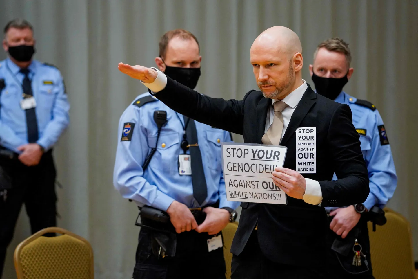 77 inimest tapnud Anders Behring Breivik tõstis käe natsisaluudiks, kui saabus Norra kohtusse, et nõuda oma 21-aastase vanglakaristuse lühendamist.