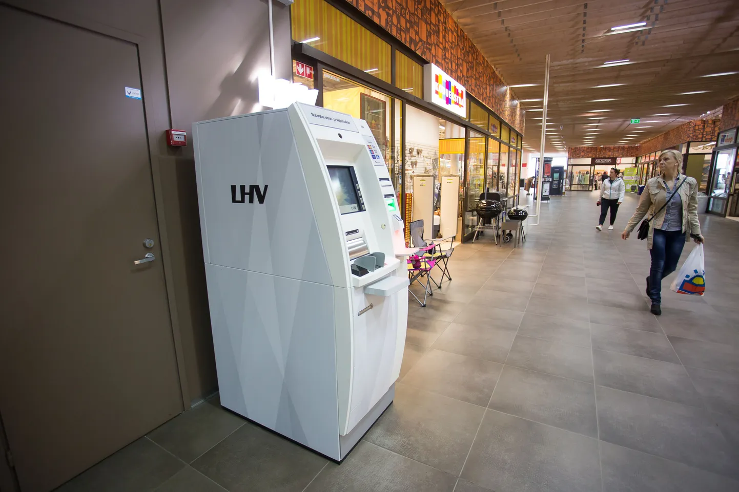 LHV sularahaautomaat Kroonikeskuses.