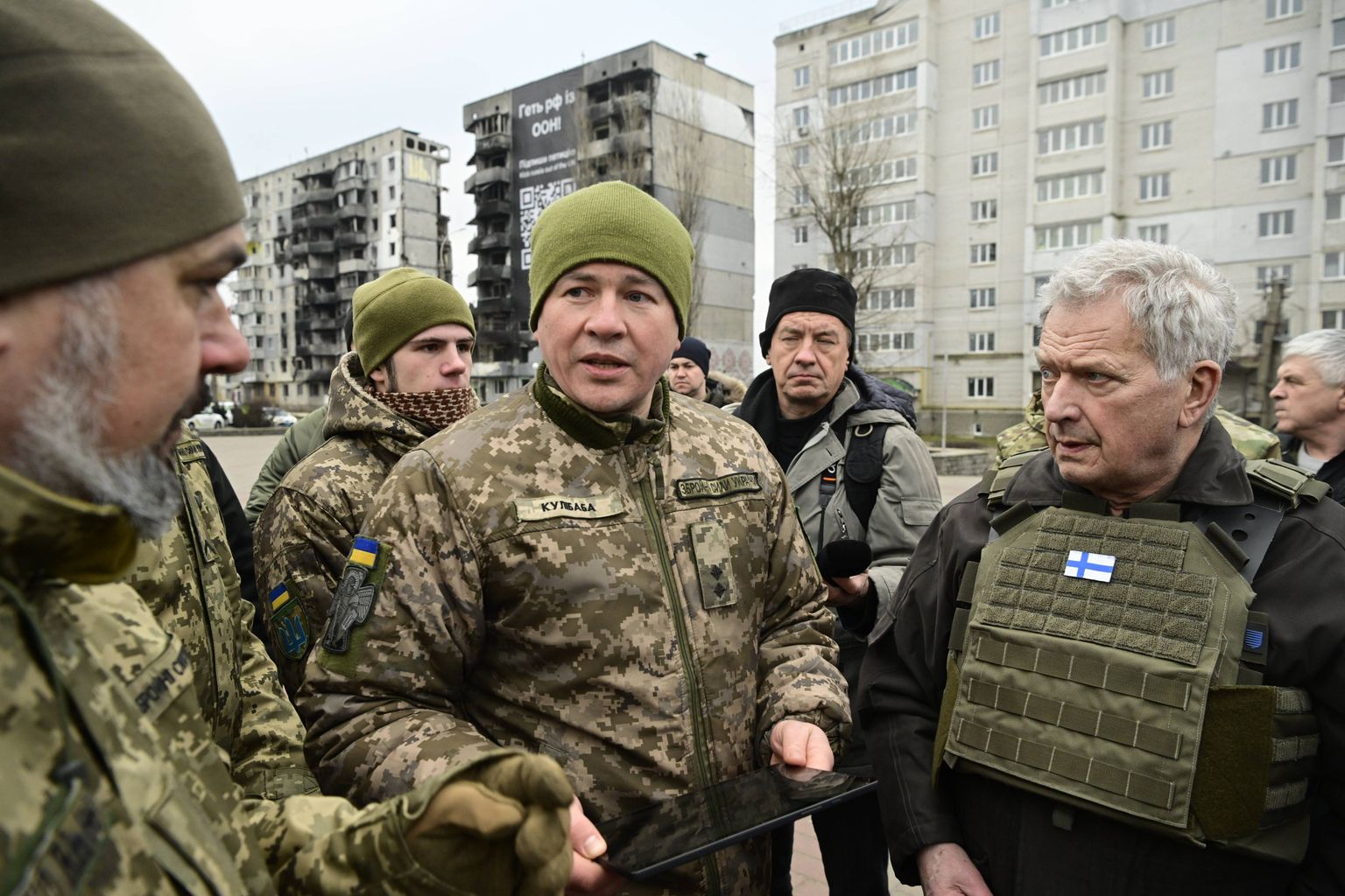 Soome president Sauli Niinistö külastas 24. jaanuaril 2023 Ukrainat. Pildil vestleb ta Borodjankas Ukraina sõduritega