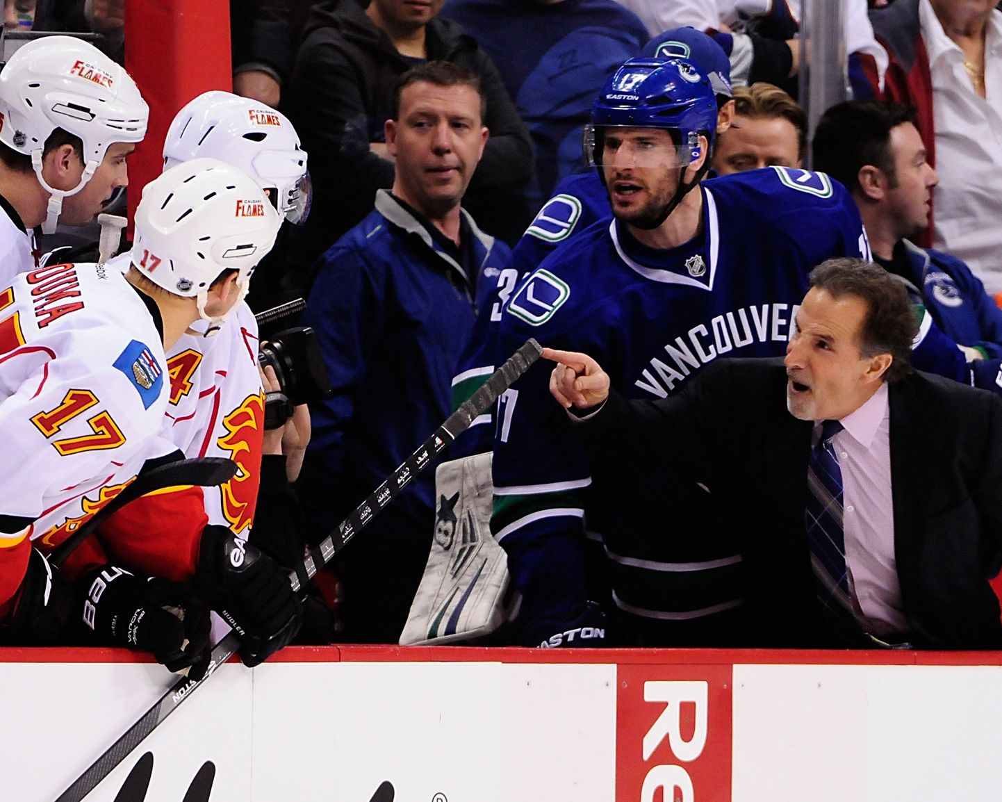 Vancouver Canucksi peatreener John Tortorella (paremal) nõuab Calgary Flamesi mängijatelt vihaselt aru.