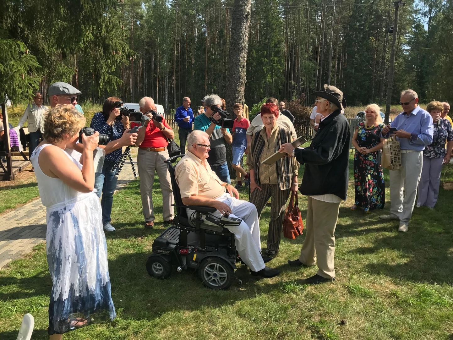 Edgar Savisaar võõrustas Hundisilma talus keskerakonna häälekandja sünnipäevakülalisi.