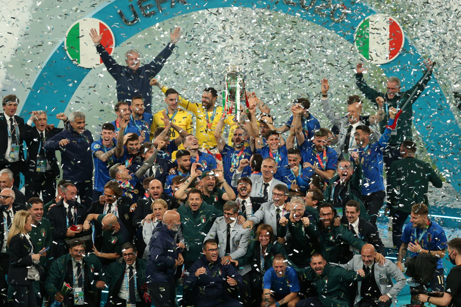 Itaalia mängijate võidupidu sai alguse Wembley staadionil, kuid tipnes meeskonna riietusruumis.